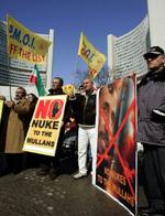Iranske dissidenter demonstrerer i Wien mod den iranske regerings ønske om at gennemføre et atomprogram. - Foto: AP 