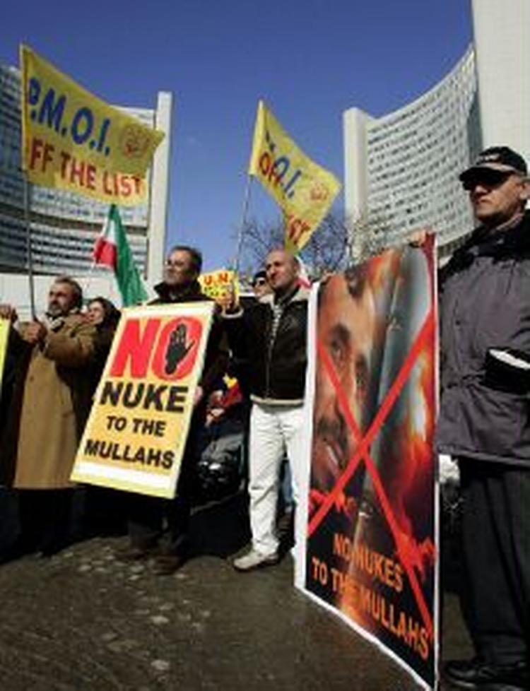 Iranske dissidenter demonstrerer i Wien mod den iranske regerings ønske om at gennemføre et atomprogram. - Foto: AP 