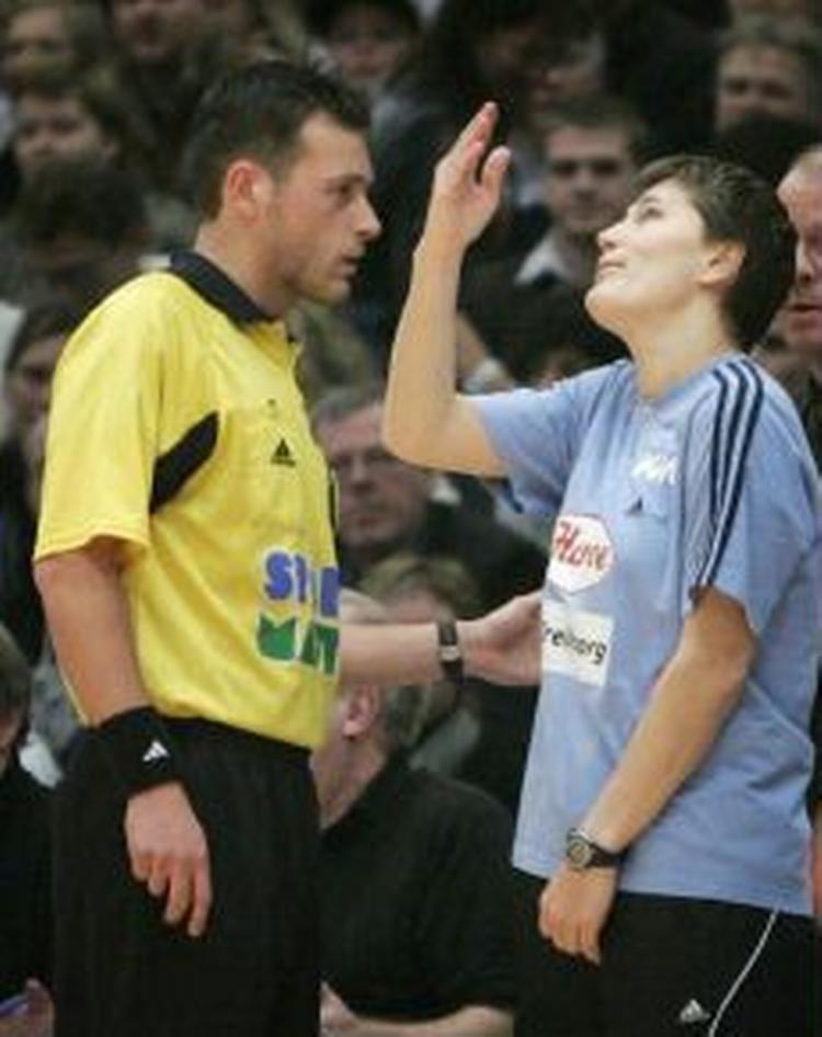 Anja Andersen beordrede sit hold af banen, efter hun selv fik det røde kort kort før pausen i Slagelses kamp mod Aalborg DH - Foto: Toke Hage 