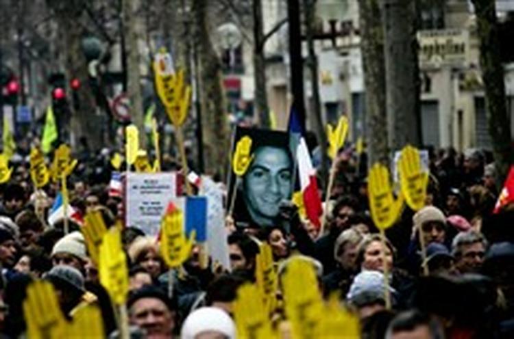 Flere tusinde demonstranter med med flere ministre i spidsen vandrede igennem Paris i protest mod et bestialsk drab på den unge jøde Ilan Halimi.   Foto: Francois Mori/AP 