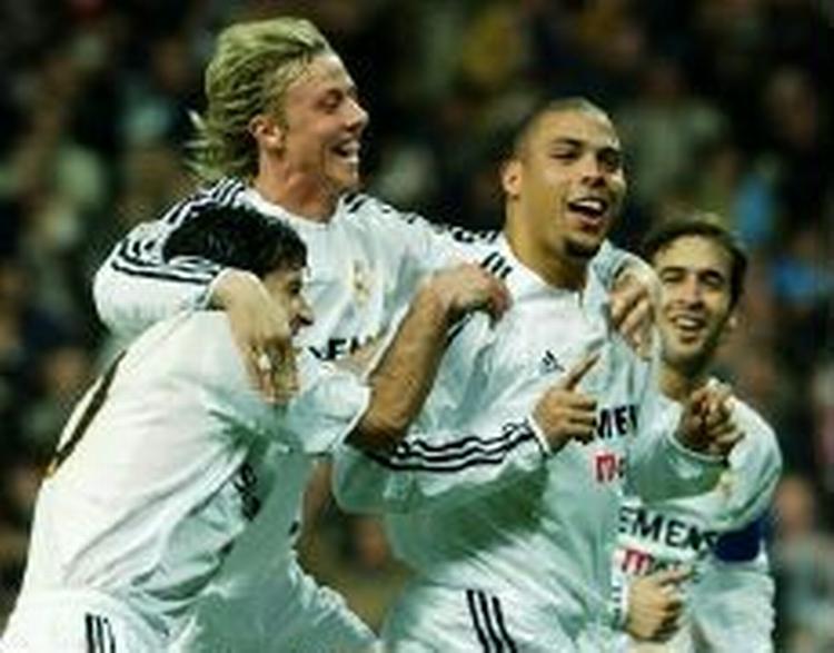 Så gode venner var de efter en scoring for Real Madrid. Men Guti og Ronaldo har angiveligt været oppe at toppes til træning i den kriseramte klub. - Arkivfoto: AP 