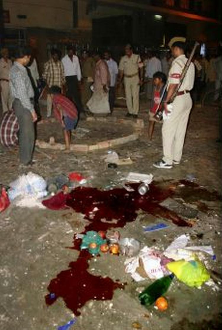 Politi forsøger at afspærre jernbanestationen i Varanasi efter bombeangrebet i dag. - Foto: AP 