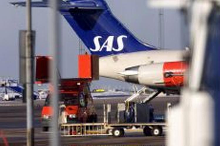 Røverne slog til mod dette SAS MD-80 passagerfly kort efter, at det var landet. - Foto: AP 