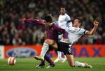 Chelseas Frank Lampard forsøger at takle Deco. - Foto: AP 
