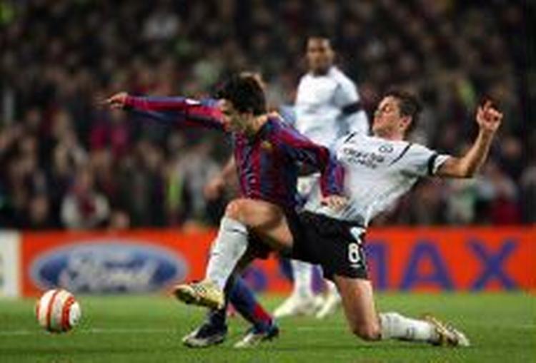 Chelseas Frank Lampard forsøger at takle Deco. - Foto: AP 