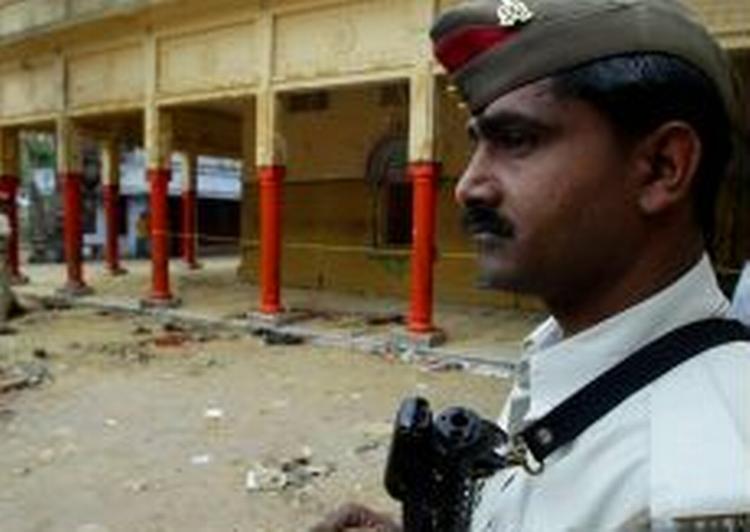 Efter en blodig dag i Varanasi i Indien er politiet i højeste beredskab. - Foto: AP 