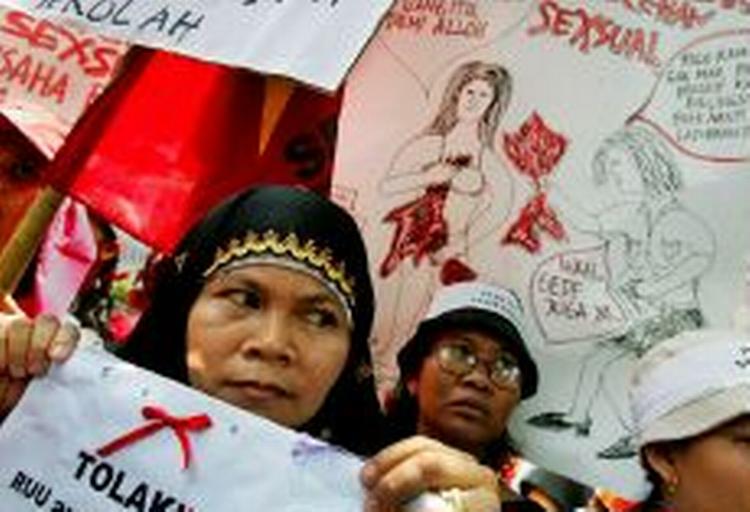 Indonesiens regering vil indføre anti-pornolove, som forbyder kys på åben gade og nøgne skuldre - Foto: AP 