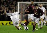 Arsenals Francesc Fabregas (th.) i nærkamp med Real Madrid's Raul. - Foto: AP 