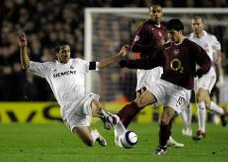 Arsenals Francesc Fabregas (th.) i nærkamp med Real Madrid's Raul. - Foto: AP 