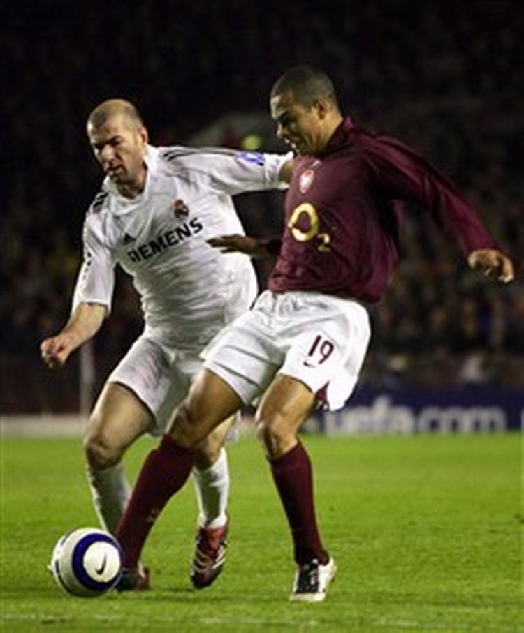 Zinedine Zidane kæmpede hårdt, men forgæves mod overmagten på Highbury. - Foto: AP 