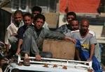 Familiemedlemmer begraver en irakisk politimand, der blev dræbt af en bombe for et par dage siden. - Foto: AP 