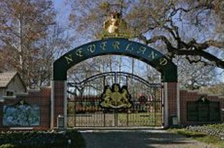 Indgangen til Michael Jacksons 'Nverland Ranch' i Californien, som er lukket af myndighederne på grund af manglende lønudbetalinger til de ansatte. - Arkivfoto: AP 