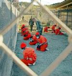 Forholdene for fangerne i den amerikanske fangelejr i Guantanamo er ofte blevet kritiseret. Nu kræver en gruppe læger, at tvangsfodring af sultestrejkende standses. - Arkivfoto: AP 