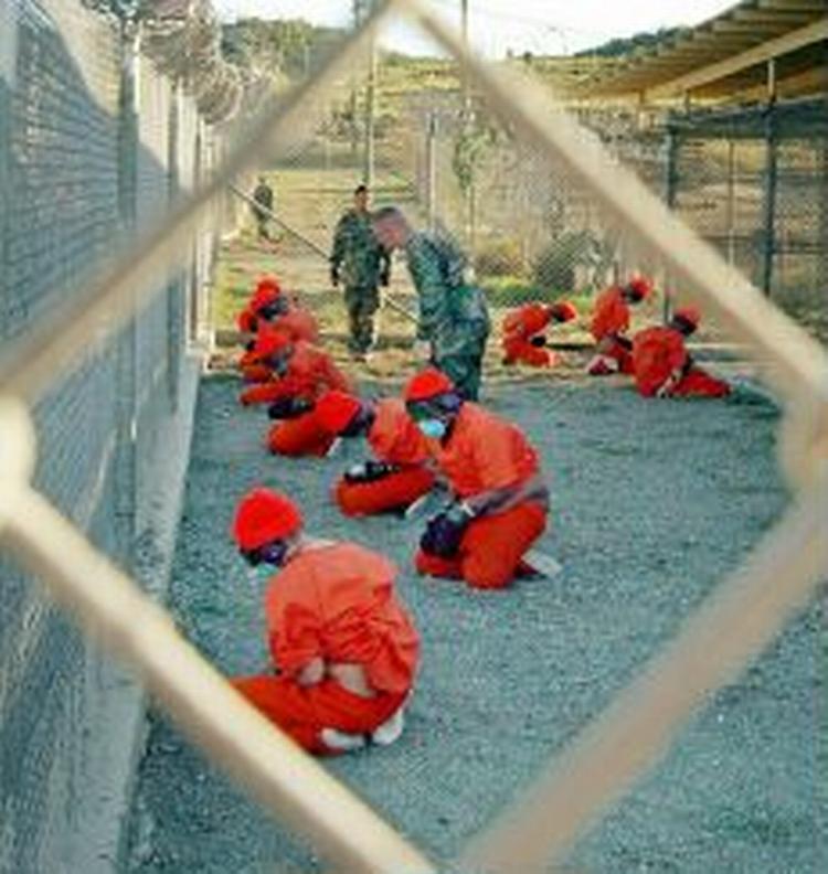 Forholdene for fangerne i den amerikanske fangelejr i Guantanamo er ofte blevet kritiseret. Nu kræver en gruppe læger, at tvangsfodring af sultestrejkende standses. - Arkivfoto: AP 