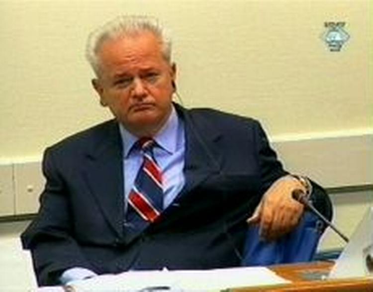 Slobodan Milosevic under et af retsmøderne i Haag. - Foto: AP 