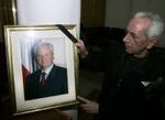 En Milosevic-tilhænger viser portrættet af eks-lederen frem. - Foto: AP 