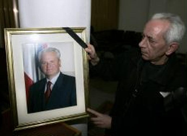 En Milosevic-tilhænger viser portrættet af eks-lederen frem. - Foto: AP 