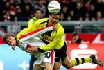 Dortmunds Degen hænger på ryggen af Jon Dahl. - Foto: AP 