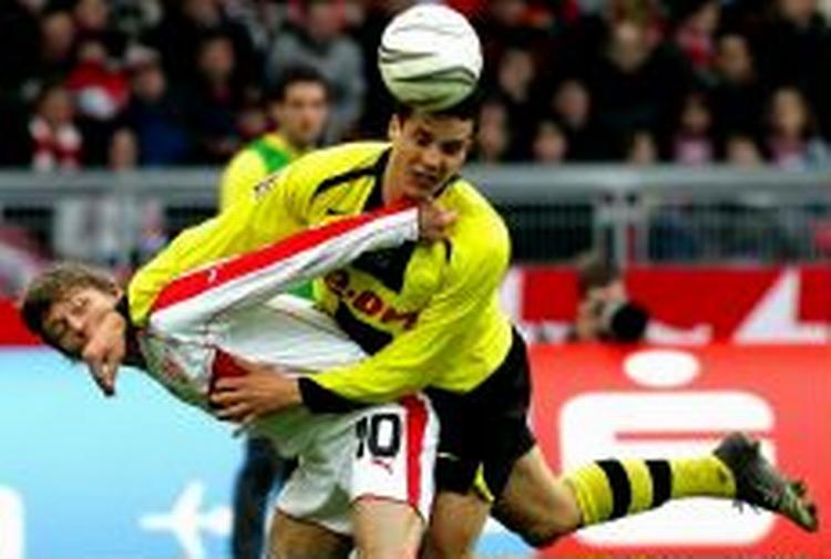 Dortmunds Degen hænger på ryggen af Jon Dahl. - Foto: AP 