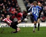Sunderlands Leadbitter takler Wigans Bullard i opgøret i det nordengelske, som Wigan vandt. - Foto: AP 