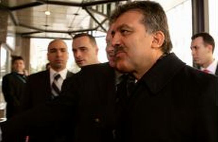Den tyrkiske udenrigsminister Abdullah Gül ankommer til mødet i Salzburg. - Foto: AP 