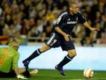 Ronaldo bliver hægtet af Valencias keeper Canizares. Men straffesparket blev brændt. - Foto: AP 