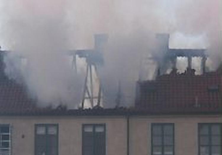Omkring 100 meter af taget i boligblokken var i flammer. - Foto: LocalEyes 
