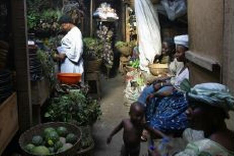 Nigerianere sælger alternativ medicin i Lagos. Stadig flere fra de fattigste lande bliver forsøgspersoner for de vestlige medicinalfirmaer. - Arkivfoto: AP 
