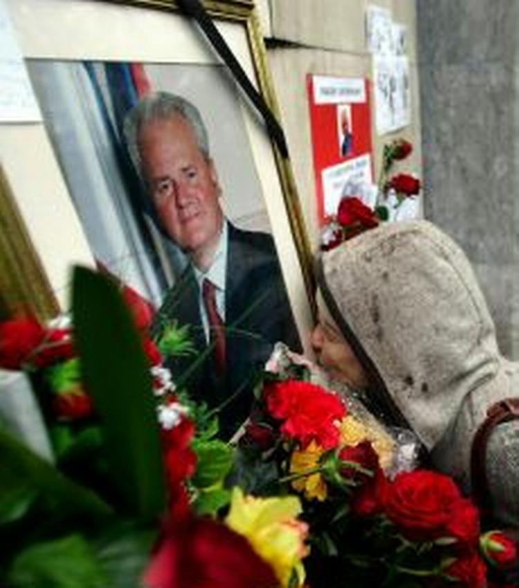 Nye oplysninger fra en ekspert i giftstoffer tyder på, at Milosevic med vilje tog en medicin, der ophævede virkningen af hans blodtryksmedicin. - Foto: AP 
