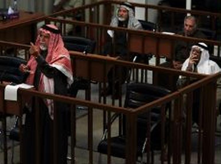 Den tidligere ledende dommer ved Saddams revolutionære domstol, Awad al-Bandar, indrømmede at have dømt 148 shiamuslimer til døden. Men han insisterer på, at de fik en retfærdig rettergang. - Foto: AP 