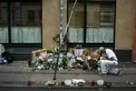 Pårørende lagde efter drabet blomster foran spillestedet Rust, der var lukket i en længere periode. - Arkivfoto: Martin Lehmann 