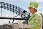 Den britiske dronning Elisabeth hyldede i dag den danske arkitekt, Jørn Utzon for hans opera i Sydney, Australien - Foto: AP 