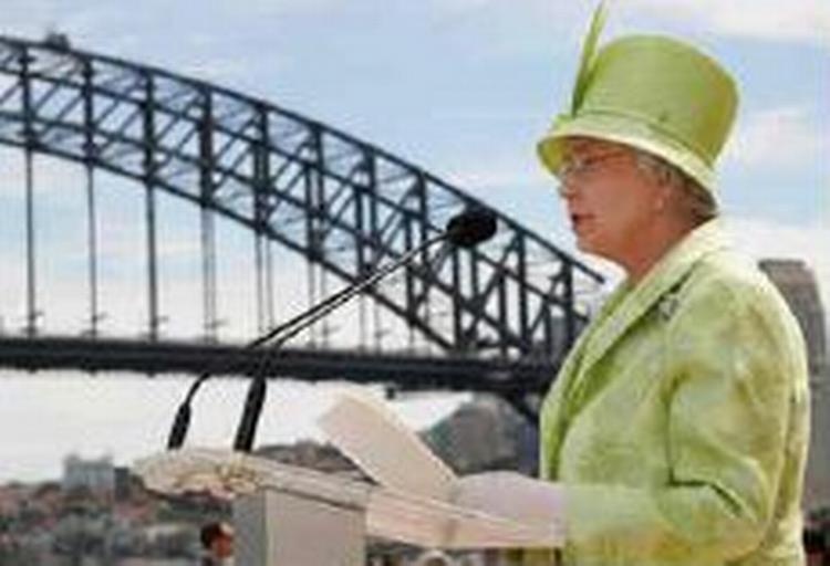 Den britiske dronning Elisabeth hyldede i dag den danske arkitekt, Jørn Utzon for hans opera i Sydney, Australien - Foto: AP 