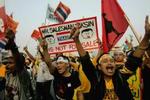 »Gå af, Thaksin«, lyder det fra demonstranterne i Bangkok. - Foto: AP 