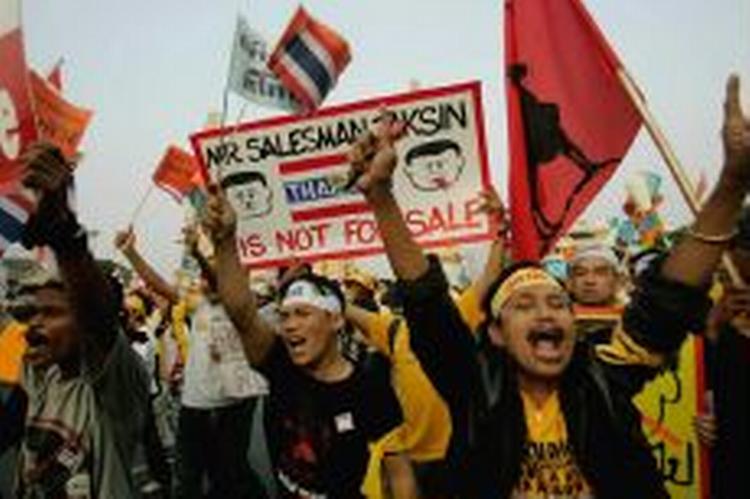 »Gå af, Thaksin«, lyder det fra demonstranterne i Bangkok. - Foto: AP 