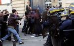 Tumult i centrum af Paris. - Foto: AP 