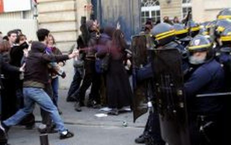 Tumult i centrum af Paris. - Foto: AP 