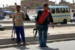 Shiamuslimske militsfolk bevogter Sadr-kvarteret i Bagdad efter bomber søndag. De seneste 24 timer har gengældelser og henrettelser raset i Bagdad. - Foto: AP 