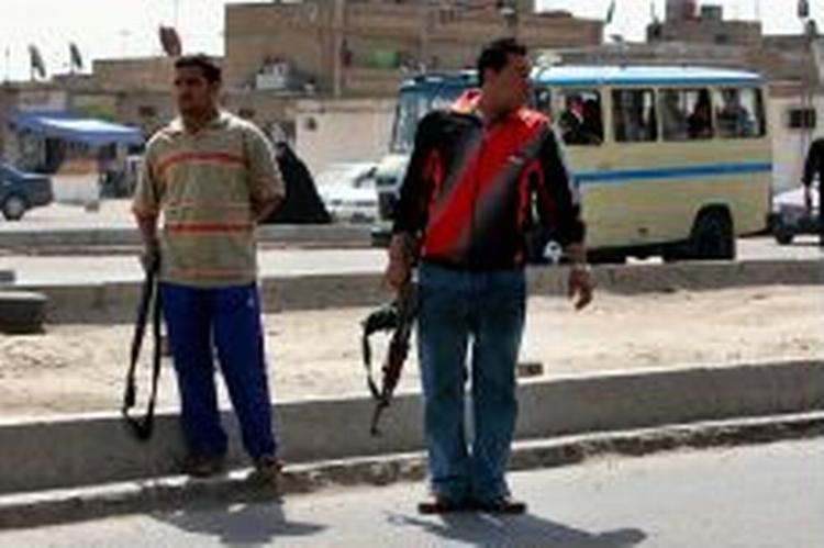 Shiamuslimske militsfolk bevogter Sadr-kvarteret i Bagdad efter bomber søndag. De seneste 24 timer har gengældelser og henrettelser raset i Bagdad. - Foto: AP 