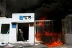 Især britiske og amerikanske kontorer blev lagt for had og brændt ned i de palæstinensiske selvstyreområder efter en israelsk belejring af et fængsel i Jeriko. - Foto: AP 