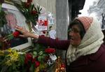 Gamle tilhængere af Slobodan Milosevic flokkes om et mindesmærke for den tidligere præsident ved det socialistiske partis hovedkvarter i Beograd. - Foto: AP 