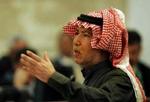 Saddam Husseins halvbror, Barzan al-Tikr, er tidligere mødet op i undertrøje i retten i Bagdad, men var i dag mere passende klædt. - Foto: AP 