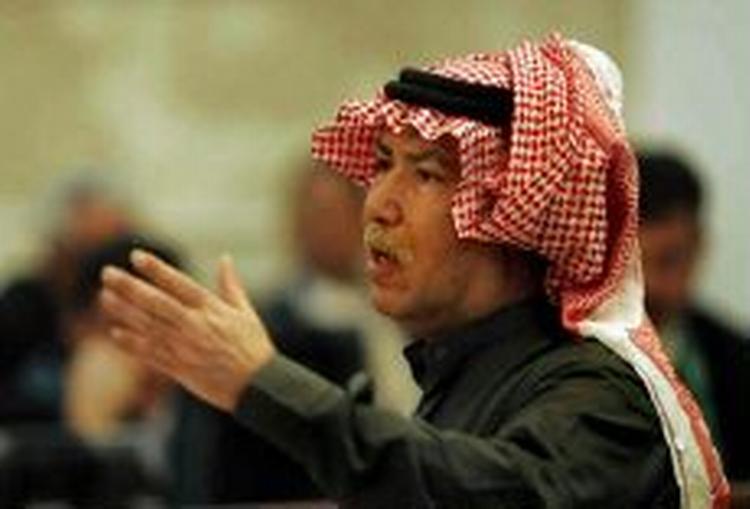 Saddam Husseins halvbror, Barzan al-Tikr, er tidligere mødet op i undertrøje i retten i Bagdad, men var i dag mere passende klædt. - Foto: AP 