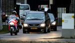 Bilen med Slobodan Milosevic' lig forlader Haag for senere at blive fløjet fra lufthavnen i Amsterdam til Beograd. - Foto: APA! 