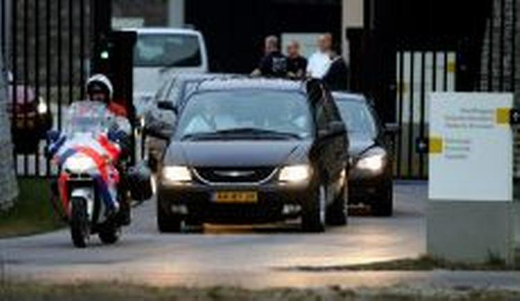 Bilen med Slobodan Milosevic' lig forlader Haag for senere at blive fløjet fra lufthavnen i Amsterdam til Beograd. - Foto: APA! 