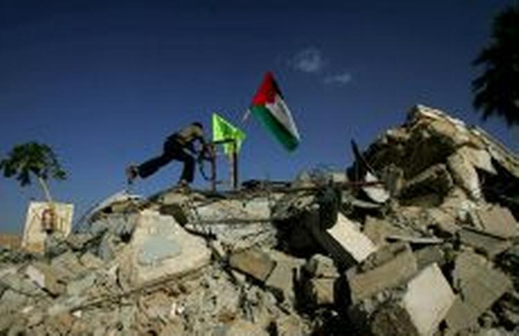 Tre vestlige gidsler er frigivet i Gaza. Imens ventes demonstrationer efter israelernes belejring af fængslet i Jeriko, hvor en palæstinenser her sætter et flag op. - Foto: AP 