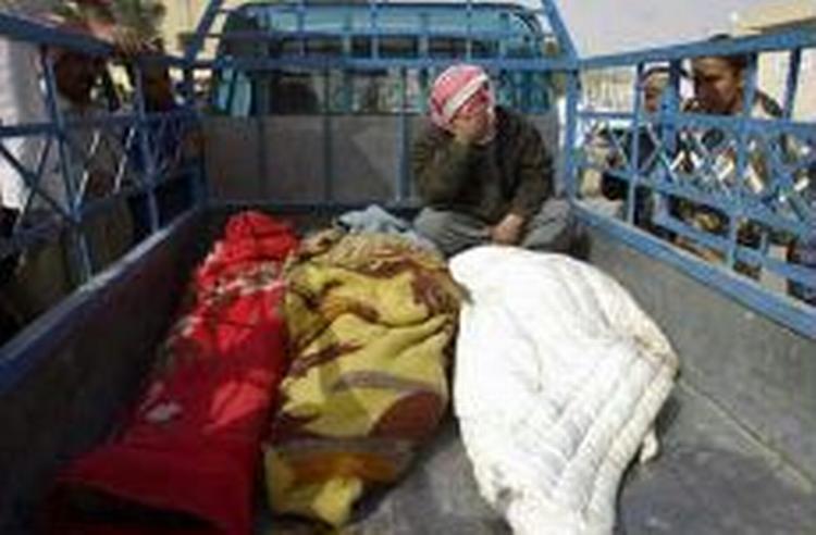 De dræbte blev kørt til et hospital i byen Tikrit nord for Bagdad. - Foto: AP 