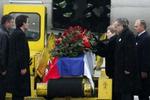 Liget af Slobodan Milosevis ankom i dag til en regngrå lufthavn i Beograd. - Foto: AP 