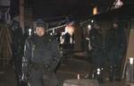Politiet ryddede gaden og gik i gang med at fjerne de halvfærdige installationer. - Foto: Localeyes 