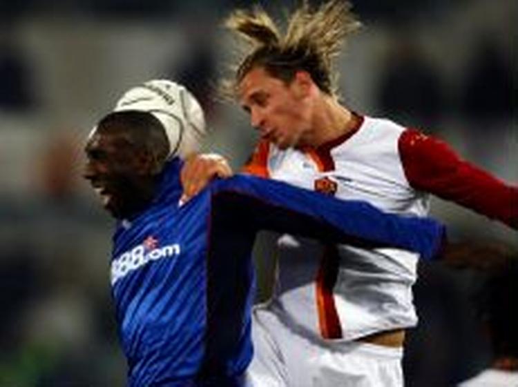 Engelske Middlesbrough slog overraskende Roma ud af UEFA-cuppen blandt andet gennem et mål af Jimmy Hasselbaink (th). Tysk fodbold fik endnu en skuffelse, da HSV røg ud. - Foto: AP 